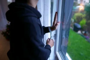Sensor de puerta y ventana: cómo funciona y qué pasa cuando se abre