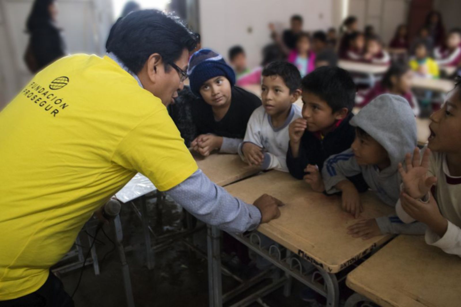 Voluntario de Prosegur en una escuela Voluntario de Prosegur en una escuela
