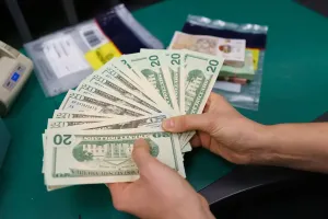 ¿Cómo identificar billetes falsos?