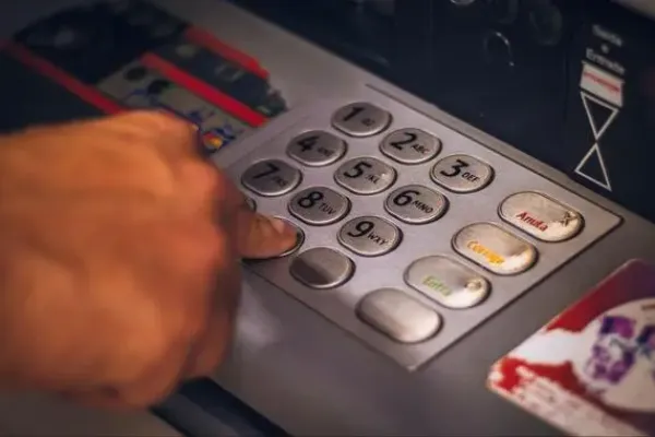 6 Consejos y pasos para sacar dinero de un cajero automático de forma segura