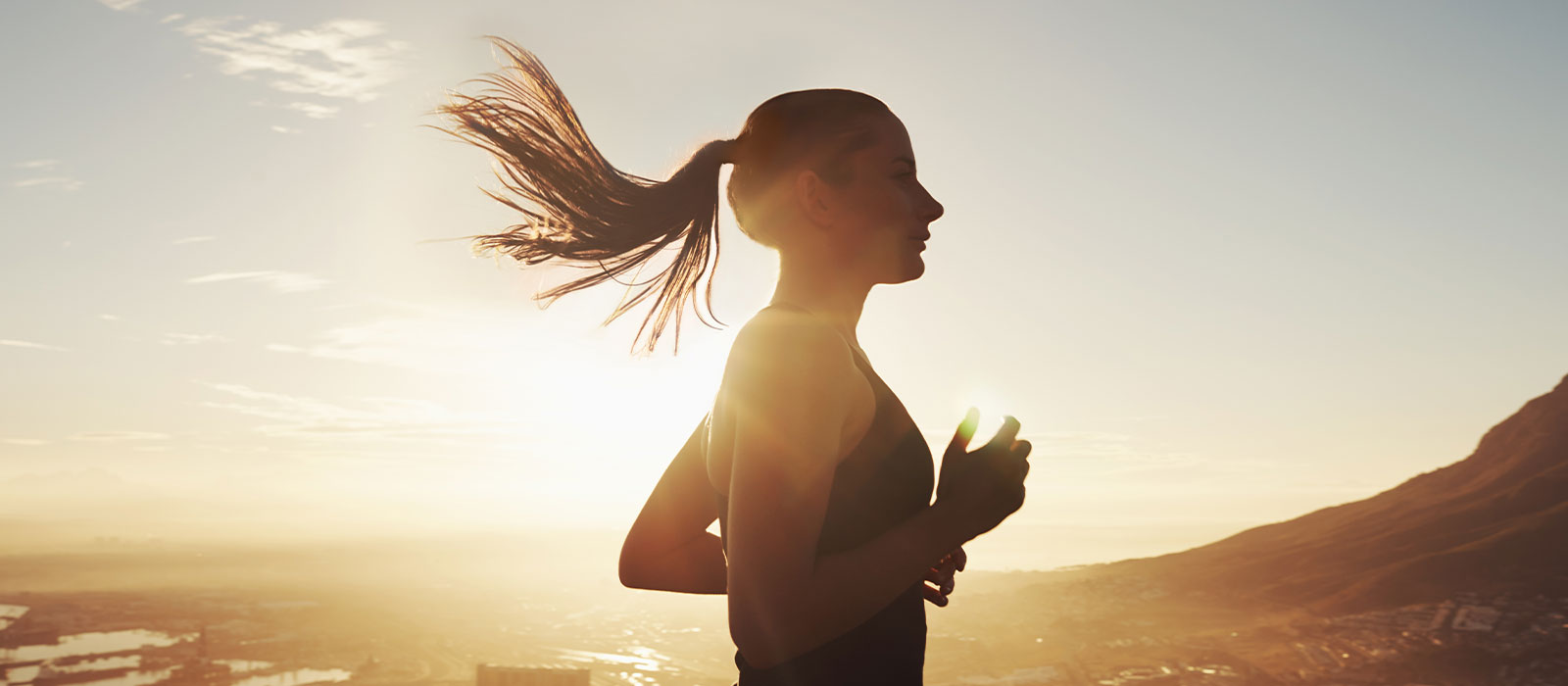 Rapariga a correr protegida com serviço prosegur ContiGo