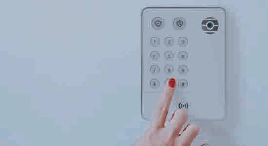 El control remoto permite conectar, desconectar y enviar una señal de pánico a distancia, no necesitás introducir códigos y es muy simple de utilizar.